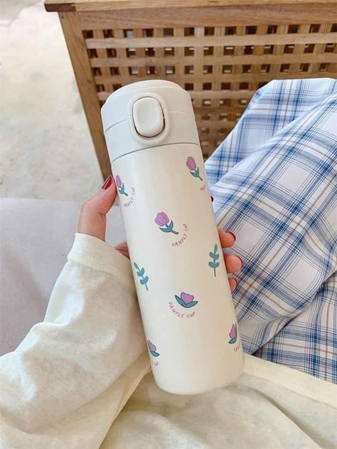 Aesthetic Utensils, Water Bottle Aesthetic, Aesthetic Water Bottle, Girly Backpacks, Fancy Water, Stylish Water Bottles, Stationery Obsession, Trendy Water Bottles, Stylish School Bags