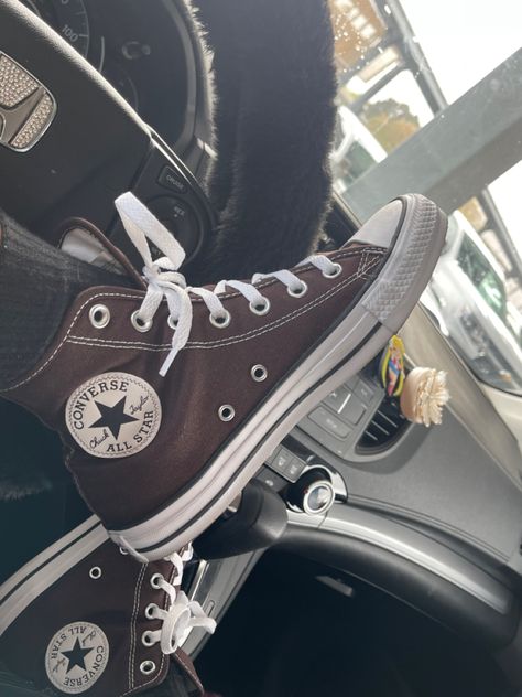 Brown converse. Feet. Dark root. Converse. Shoes. Brown Converse Outfit, Comfy Car, Grunge Shoes, Brown Converse, Converse Brown, Car Drive, Outfits With Converse, Everyday Shoes, Aesthetic Shoes