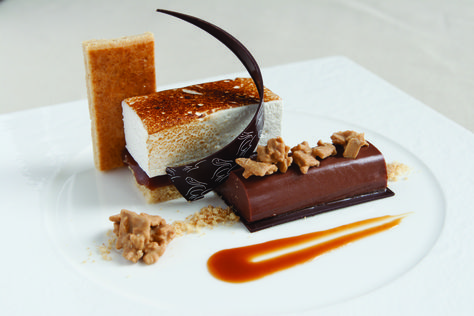 Deconstructed S'more Dessert Gateau Harry Potter, Smores Dessert, Fine Dining Desserts, Wee Wee, Pelican Hill, Homemade Graham Crackers, Dessert Presentation, Dessert Plating, Molecular Gastronomy