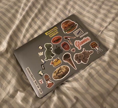 Macbook Cover Stickers Aesthetic, Laptop Decoration Ideas Aesthetic, Mac With Stickers, Ipad Case Stickers Ideas Aesthetic, Decorated Macbook, Macbook Decoration Ideas, Macbook Aesthetic Stickers, Macbook Cover Aesthetic, Macbook Stickers Ideas