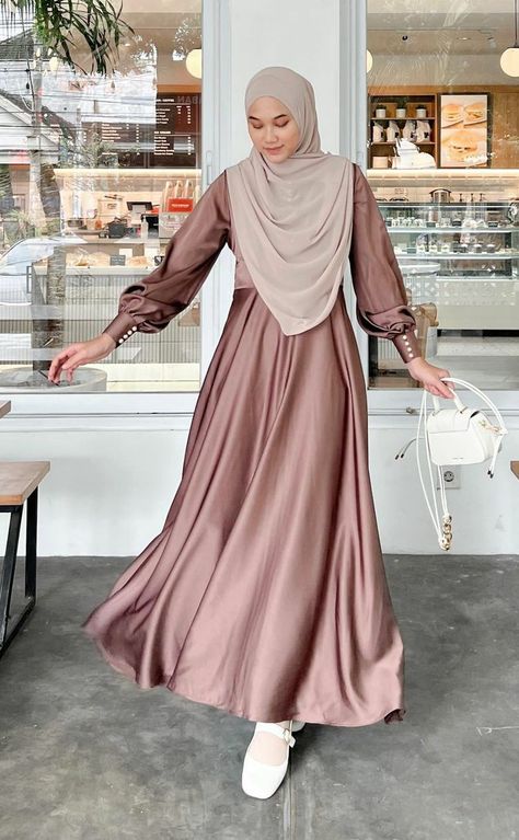 Dress Silk Hijab, Outfit Ideas Muslim, Syari Dress, Dress Brokat Modern, Dress Muslim Modern, Braidsmaid Dresses, Kebaya Modern Dress, Long Outer, Outer Dress