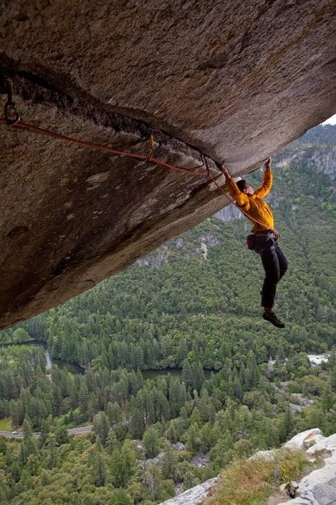 Alex Honnold on Separate Reality…  I am not afraid of heights, but just looking at this gives me vertigo. Ice Climbing Gear, Alex Honnold, Freetime Activities, California Pictures, Extreme Sport, Climbing Gear, Rock Climbers, Rock Face, Ice Climbing