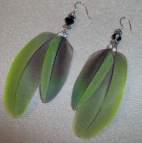 Long green and black amazon parrot feather earrings Parrot Feather Earrings, Make Feather Earrings, Feather Earrings Diy, Peacock Crafts, Parrot Feather, Amazon Parrot, Feather Crafts, Earrings Diy, Ear Rings