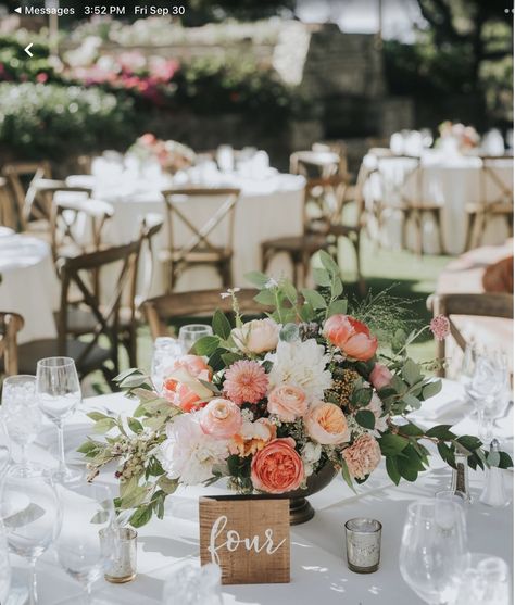 Peach Wedding Centerpieces, Cartagena Wedding, Pink Wedding Centerpieces, Wedding Ides, Peach Wedding Flowers, Honey Wedding, Summer Centerpieces, Reception Dinner, Wedding Floral Centerpieces