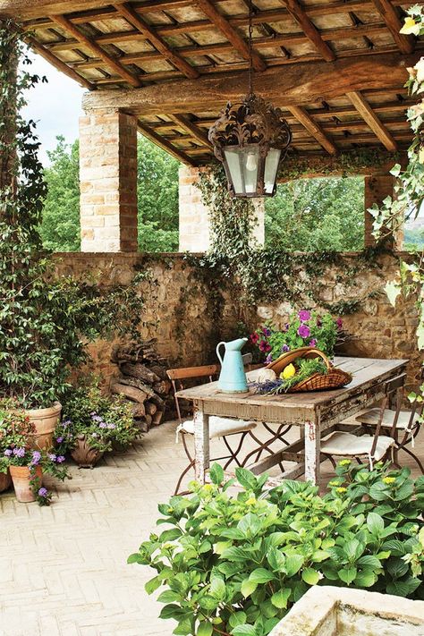 Italian Countryside House, Italian Style Interior, Italian Patio, Italian Style Home, Modern Tuscan, Tuscan Style Homes, Italian Country, Italy House, Minimalist Interior Style