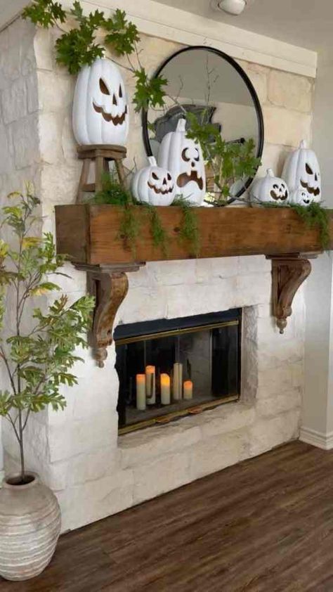 Halloween Fireplace, Halloween Decor Diy, Halloween Mantle, Halloween Mantel, Diy Halloween Decor, Adornos Halloween, Halloween Tattoo, Fall Halloween Crafts, Theme Halloween