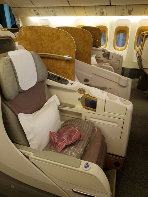 Emirates B777 business class cabin Bussines Class Flight Emirates, Emirates First Class Snapchat, Buissness Class Emirates, Plane Business Class Aesthetic, Emirates Business Class Aesthetic, Business Class Emirates, Plane Style, Train Luxury, Jet Interior