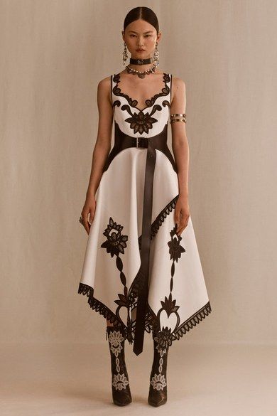 Alexander McQueen Resort 2019 collection, runway looks, beauty, models, and reviews. Alexander Mcqueen Resort, Fashion Runway Show, Marchesa, Mode Vintage, Looks Style, Mode Inspiration, Looks Vintage, Trendy Dresses, Look Chic