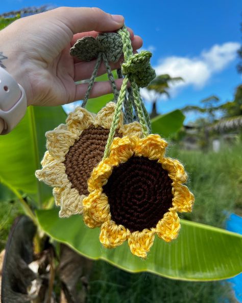 The perfect little accessory to hold onto your favorite scent disc as it hangs from the rearview mirror of your car! With a secret pocket hidden between the faces of the flower, you can slip a fragrance disc, such as those from Bath & Body Works. Enjoy not only your preferred smell filling your car but also this cute crochet sunflower! Made with either cotton or acrylic, available in both vibrant and pastel colors, find the perfect one to suit you and the style of your car. See the featured Crochet Car Fragrance Holder, Crochet Car Scent Holder, Crochet Car Freshener, Crochet Pattern Sunflower, Tangled Sun, Car Mirror Hangers, Crocheted Things, Crafts Crochet, Crochet Car