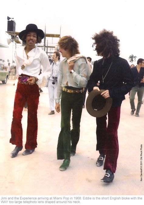 70s Fashion Men, Jimi Hendrix Experience, 70s Inspired Fashion, 70s Outfits, Stevie Ray Vaughan, Stevie Ray, Mötley Crüe, Looks Street Style, Jim Morrison