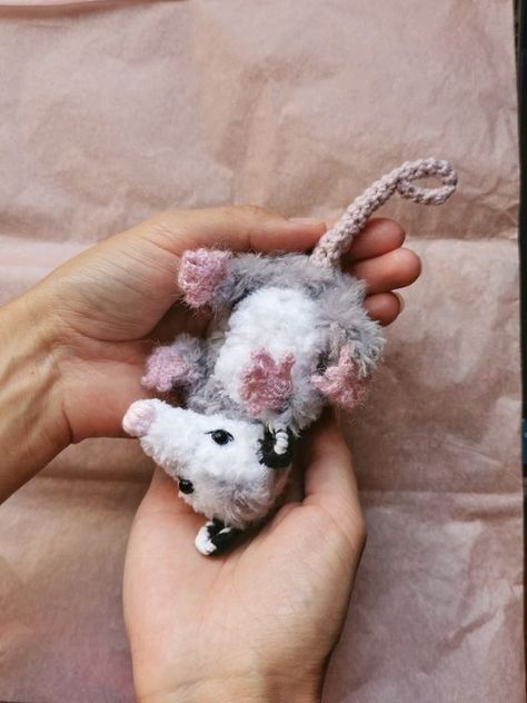 Adorable crocheted opossum car charm! Features a baby possum and heart. Easy pattern included. Crochet Ideas For Boyfriend, Crochet Gifts For Boyfriend, Possum Crochet, Possum Plush, Opossum Plush, Knit Plush, Baby Possum, Car Mirror Hanging