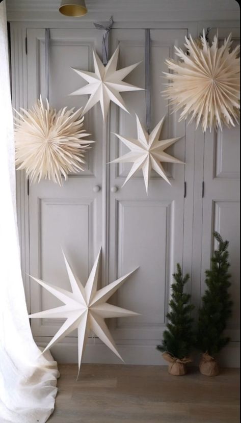 Hanging Xmas Decorations From Ceiling, Snowflake Christmas Decor Ideas, Christmas Nordic Style, Paper Snowflakes Decor, Christmas 2025 Trends, Christmas 2024 Trends Decoration, Nordic Winter, Christmas Stage, Christmas Photo Booth