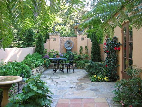 mediterranean landscaping in south florida | Backyard patio with a lush border Mediterranean Patio, Design Per Patio, Small Yard Landscaping, Patio Layout, Small Courtyard Gardens, Courtyard Gardens Design, Front Courtyard, Courtyard Design, Small Courtyards