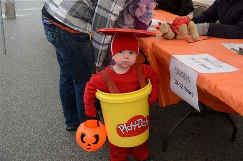 Play dough out of 5 gallon bucket Play Doh Costume, Chicken Waterer Diy, Diy Wishing Wells, Five Gallon Bucket, Diy Bucket, Bucket Ideas, 5 Gallon Buckets, Worm Composting, Diy Flower Pots