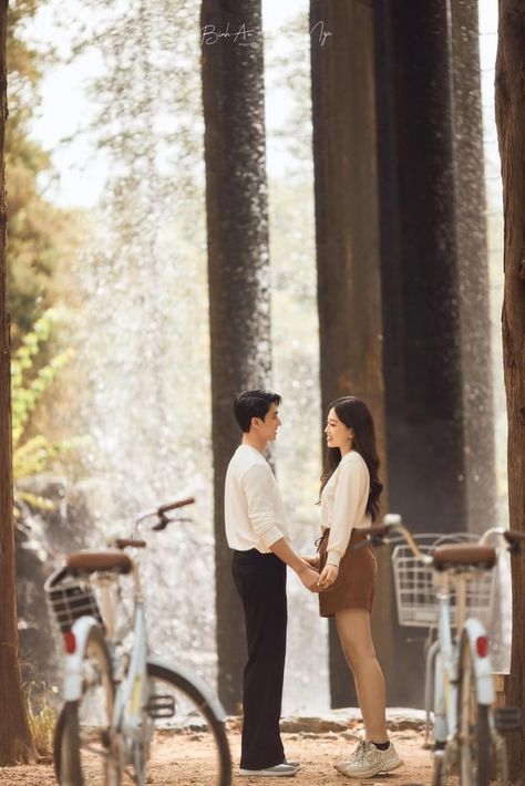 Korean Theme Prenup Shoot, Prewedding Garden Casual, Aesthetic Prenup Photos, Prenup Poses Ideas Outdoor, Korean Prenup Photoshoot Ideas Outdoor, Simple Prenup Photoshoot Ideas, Korean Pre Wedding Photoshoot, Prewed Simple, Prewedding Outfit Ideas