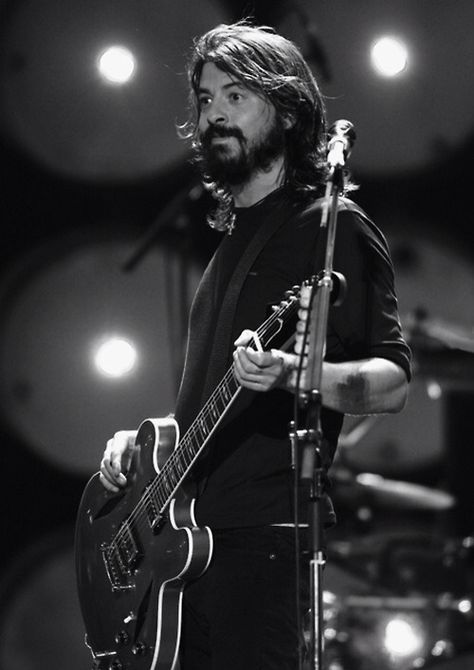 Dave Grohl.....face. Dave Grohl Foo Fighters, Black And White Pics, David Grohl, Southern Belle Secrets, Foo Fighters Dave Grohl, Foo Fighters Dave, Foo Fighter, Country Girl Problems, Country Song Quotes