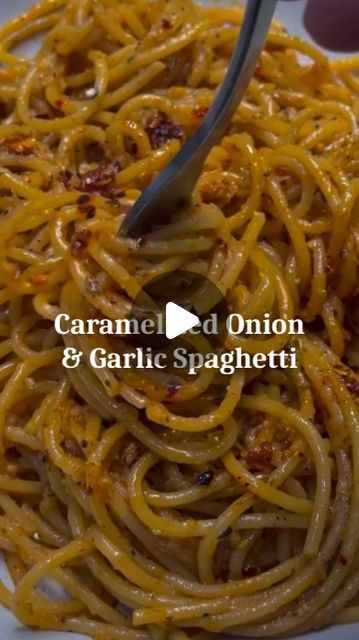 Garlic Chili Crisp, Garlic Chilli Oil, Garlic Spaghetti, Chili Crisp, Healthy Pizza Recipes, Carmelized Onions, Chilli Oil, Garlic Pasta, Healthy Pizza