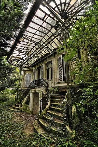 Como un cuento de hadas... Impactful Art, Fotografi Kota, Abandoned House, This Old House, Abandoned Mansions, Glass Ceiling, Abandoned Buildings, Old Buildings, Abandoned Houses