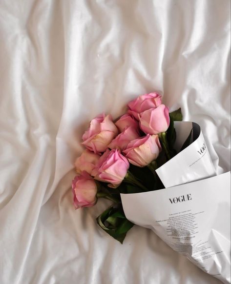 Vogue Aesthetic, White And Pink Roses, Rose Flower Pictures, Rose Gold Wallpaper, Aesthetic Roses, Rosé Aesthetic, Rose Gold Nails, Nothing But Flowers, Flower Therapy