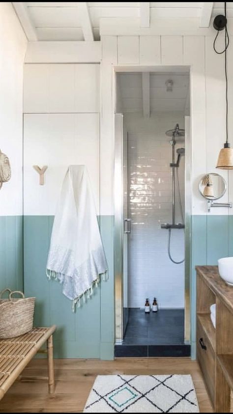 Surf Shack Bathroom, Tiny Beach House Interior, Surf Bathroom, Surf Shack Decor, Bungalow Bathroom, Tiny Beach House, Small Beach Houses, Beach House Bathroom, Small Bathroom Interior