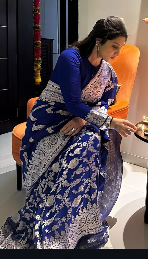 Grey Saree With Blue Blouse, Full Blouse Saree, Long Sleeve Blouse Design For Saree, Full Hand Blouse Designs For Saree, Georgette Blouse Designs Latest, Royal Blue Banarasi Saree, Banaras Saree Blouse Designs Latest, Blouse Designs Full Sleeves, Holud Saree