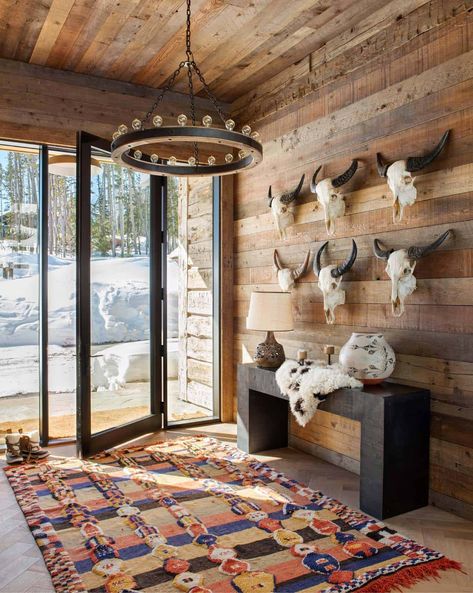 Chalet-like home with Boho vibe set against the majestic Rocky Mountains Modern Western Home Decor, Western Interior Design, Native Decor, Yellowstone Club, Western Interior, Mountain Mama, Southwestern Home, Casa Country, Ranch Decor