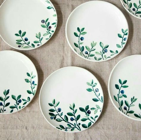 Astrology Pottery Painting, Pottery Painting Ideas Leaves, Ceramic Painting Ideas Easy Plates, Pottery Painting Wildflowers, Leaf Pottery Painting, Painted Plate Designs, Painted Plates Diy, Paint Your Own Pottery Ideas Plates, Pottery Plates Painting Ideas