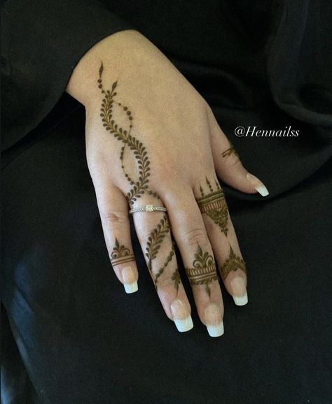 Moroccan Henna, Finger Henna Designs, Modern Henna, Henna Tattoo Hand, Henna Tattoo Designs Hand, Ac New Leaf, Finger Henna, Henna Art Designs, Modern Henna Designs