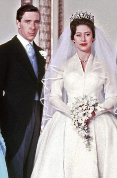 Queen Elizabeth Dress, Princess Margaret Wedding, Queen Elizabeth Wedding, Royal Wedding Dresses, Princesa Margaret, Wedding Dress Princess, Norman Hartnell, Royal Wedding Gowns, Royal Family Portrait