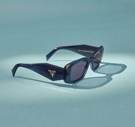 Blue Prada Sunglasses, Navy Blue Sunglasses, Eyewear Advertising, Creative Sunglasses, Eyewear Photography, Round Face Sunglasses, Prada Glasses, Sunglasses Summer, Fashion Leaders