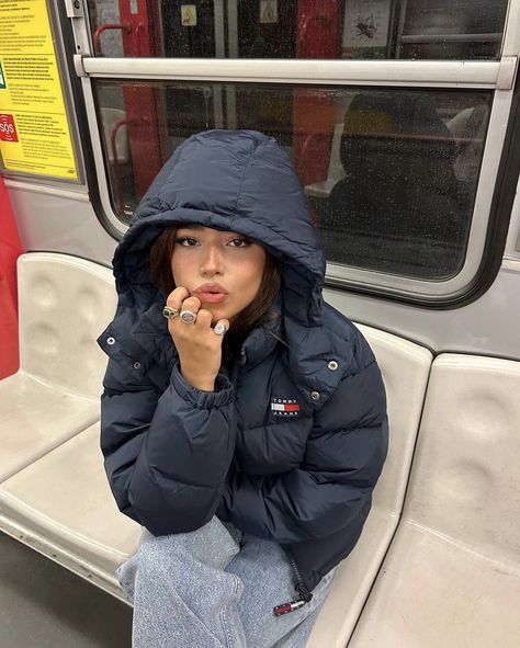 Hilfiger Outfits, 00s Mode, Puffer Jacket Outfit, Looks Pinterest, Skandinavian Fashion, 사진 촬영 포즈, Tommy Hilfiger Jackets, Stockholm Fashion, Winter Fits