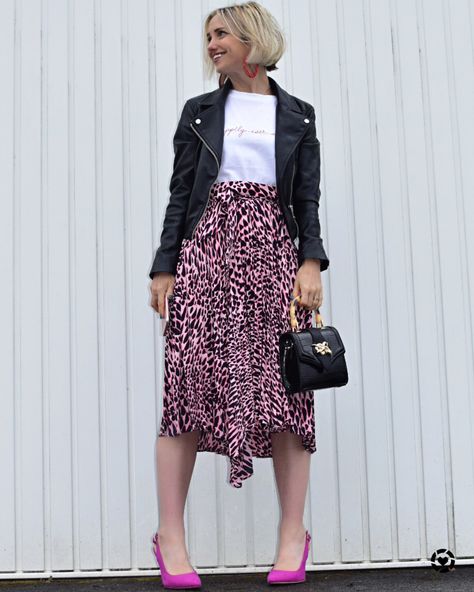 Topshop pink leopard print pleated midi skirt. Petite. #styleamidiskirt #midiskirt #leopardprint #topshop #topshopstyle #topshoppetite #ootd #petitefashionblogger Pink Leopard Skirt Outfit, Pink Leopard Print Outfit, Dress With Jacket Outfit, Leopard Dress Outfit, Leopard Skirt Outfit, Pink Leopard Dress, Leopard Print Midi Skirt, Skirt Petite, Leopard Print Outfits