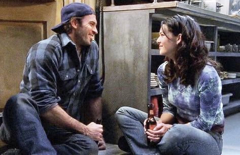 Lorelei Gilmore, Luke And Lorelai, Gilmore Girls Luke, Amy Sherman Palladino, Luke Danes, Gilmore Girls Outfits, Watch Gilmore Girls, Kaptan Jack Sparrow, Team Logan