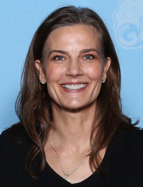 HAPPY 58th BIRTHDAY to TERRY FARRELL!! 11/19/21 Born Theresa Lee Farrell, American actress and fashion model. She is best known for her roles as Jadzia Dax in the television series Star Trek: Deep Space Nine and as Regina "Reggie" Kostas in the comedy series Becker. Terry Farrell Actress, Happy 58th Birthday, Nancy Travis, Nana Visitor, Star Trek Theme, Terry Farrell, Film Star Trek, 58th Birthday, Star Trek Deep Space Nine