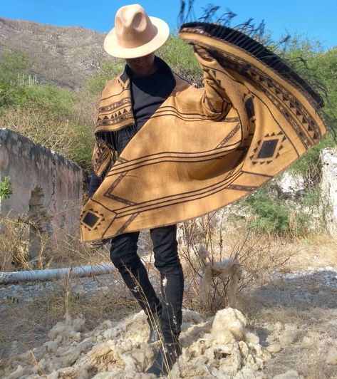 📸@renecullen  En el magestuoso estado de Hidalgo y una de sus locaciones con  paisajes áridos y dorados  por la hierba seca y la historia grabada en ruinas de muros reposo mis pasos sobre restos de un trasquiladero con este outfit monocromático que resalta un poncho, pieza artesanal que expone el trabajo manual del tejido mexicano bajo la marca @castabravamx  Una prenda que merece ser llevada y lucida con todo el estilo.  Otra vez el mejor aliado, un sombrero australiano en tonos arenas a juego Dnd Western, Gothic Fashion, Ponchos, Hats, Quick Saves