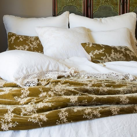 Old World Glamour, Bella Notte Linens, Dash And Albert Rugs, Vintage Chinoiserie, Dreams Beds, Pale Gold, Modern Forms, Cozy Bed, Silk Velvet