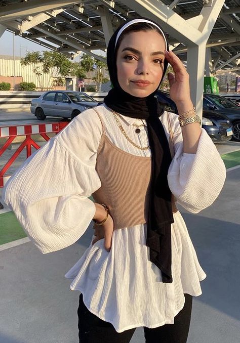 Crop Tops Hijab Outfits, Modest Tops Hijab, Hijab Outfit Summer Teenage, Hijabi Crop Top Outfit, Hijabi Shirt Outfit, Hijab Fashion Summer, Hijab Trends, Street Hijab Fashion, Muslim Outfits Casual