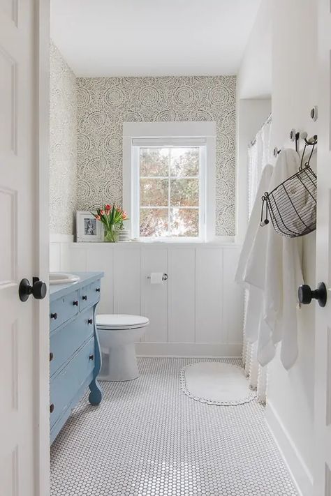 White Penny Tile Bathroom, Penny Tile Bathroom Floor, Penny Tiles Bathroom, Penny Tile Floors, Best Bathroom Flooring, White Living Room Decor, White Bathroom Designs, White Bathroom Tiles, Penny Tile