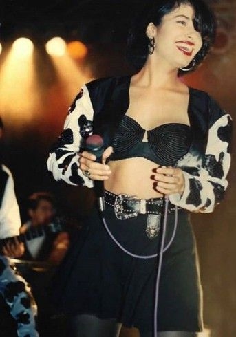 Selena Bustier, Selena Quintanilla Costume, Selena Quintanilla Outfits, Selena Quintanilla Fashion, Black Cropped Jacket, Selena Pictures, Selena Q, Tejano Music, Selena Quintanilla Perez