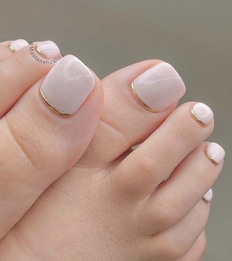 Best Nude and Neutral Toe Nail Designs ideas Minimal Pedicure, Nude Toe Nail Designs, Neutral Pedicure Ideas, Bridal Toe Nails, Neutral Pedicure, Glitter Toe Nails, Feet Nail Design, Toenail Designs, Gel Pedicure