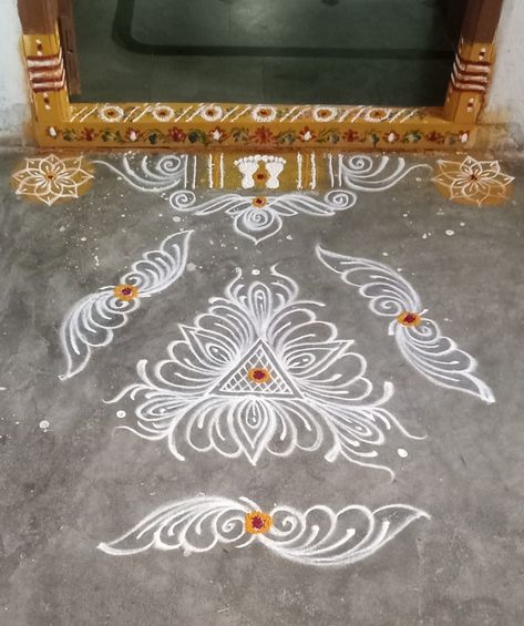 Simple rangoli designs Mugullu Rangoli Designs Simple, Dashera Rangoli Designs, Simple Rongali, Simple Kolam Designs Rangoli, Mugullu Rangoli Designs, Simple Muggulu Designs, Muggulu Design Simple, Simple Kolam Designs, Simple Rangoli Kolam