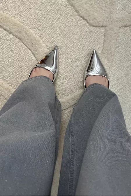 ACCESSORIES CLOSE UP | Silver for spring ❄ Silver coated jeans | Shiny metallic shoes | Hot metals trend | Spring outfit ideas Silver Trousers, Silver Aesthetic, Coated Jeans, Spring Outfit Ideas, Metallic Shoes, Bow Shoes, Silver Coat, Silver Shoes, Trendy Shoes