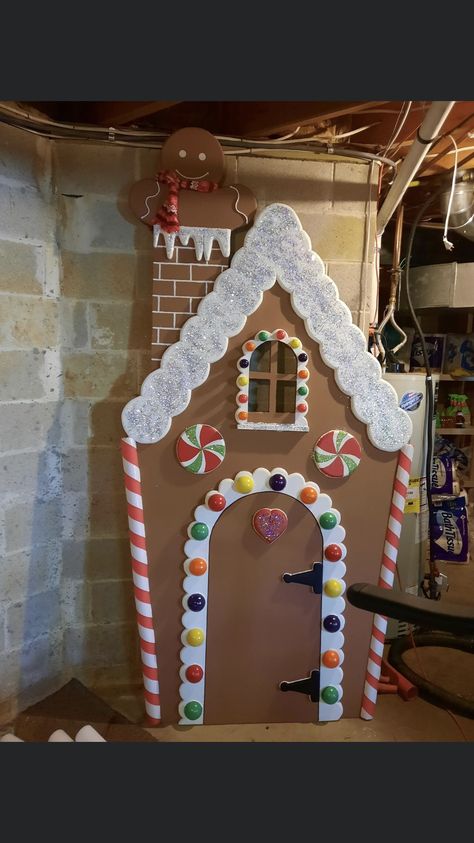 Cardboard Gingerbread House, Gingerbread Diy, Gingerbread Christmas Decor, Gingerbread House Decorations, Candy Land Christmas Decorations, Gingerbread Decorations, Candy Land Christmas Tree, Christmas Float Ideas, Crafts Room