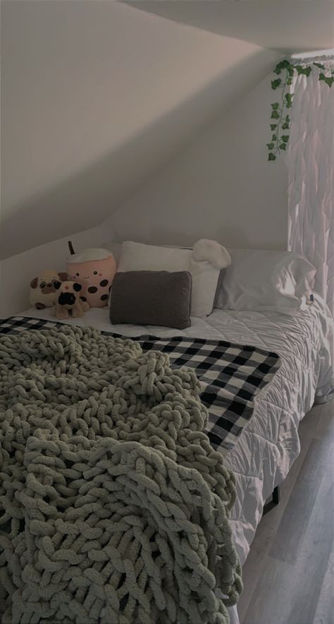 Sage Green And Lavender Bedroom Aesthetic, Green Asthetic Room, Gray Teen Bedroom, Room Ideas Green, Grey Green Bedrooms, Green Room Ideas Bedroom, Teen Room Ideas, Sage Bedroom, Lavender Bedroom