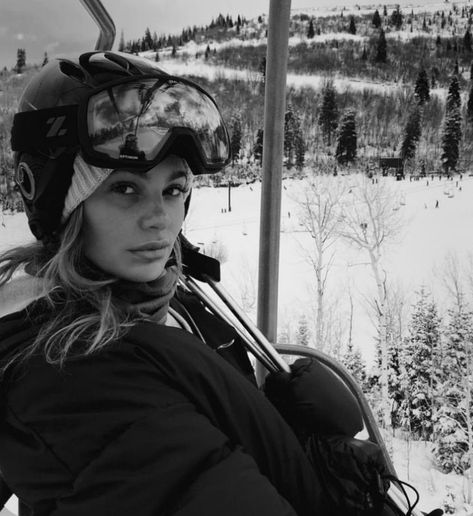 Chalet Girl, Alps Skiing, Aspen Ski, Ski Aesthetic, Ski Bunnies, Camila Morrone, Women Ski, Ski Girl, Winter Inspo