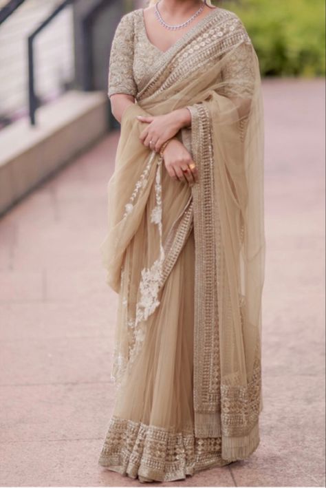 Ivory Designer Saree, Elegant Beige Saree For Reception, Traditional Beige Saree For Wedding, Luxury Cream Saree With Sheer Dupatta, Designer Cream Saree With Sheer Dupatta, Saree For Mom, Crop Top Wedding Dress Indian, Cream Saree With Sheer Dupatta, Western Saree