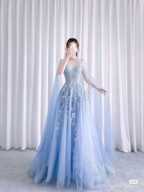 Fantasy Dress Patterns, Asian Prom Dresses, Dresses Princess Aesthetic, Prom Dresses Asian, Princess Ball Gowns Fantasy Fairytale, Classy Ball Gowns, Fairytale Dress Princesses Ball Gowns, Old Harry Potter, Dress With A Cape