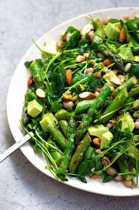 Rainbow power greens salad with black-eyed peas – Cotter Crunch Vegan Asparagus Recipes, High Protein Salads, Sommer Mad, Pea Shoots, Protein Salad, Salad With Avocado, Asparagus Salad, Salad Pasta, God Mat