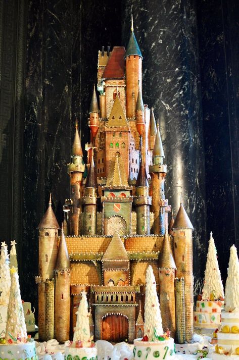 We've rounded up some of the most eye-catching gingerbread houses from around the web, so you can feast our eyes on these beauties. Epic Gingerbread House, Gingerbread Castle Ideas, Amazing Gingerbread Houses, Disney Gingerbread House, Gingerbread Mansion, Gingerbread House Pictures, New York Cookies, Gingerbread Inspiration, Gingerbread Castle