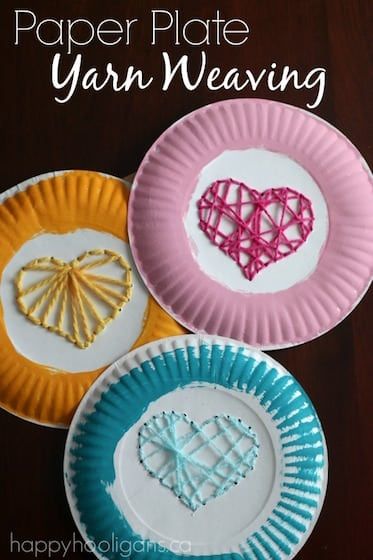 Paper Plate Yarn Weaving Activity for Kids via @https://www.pinterest.com/happyhooligans/ Happy Hooligans, Yarn Weaving, Paper Plate Crafts, Valentines Day Activities, Plate Crafts, Sewing Projects For Kids, Thanksgiving Activities, 자수 디자인, Childrens Crafts